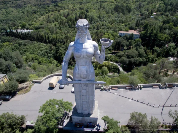 Gürcistan anne multicopter Tiflis kullanılarak yapılan anıtın hava fotoğraf