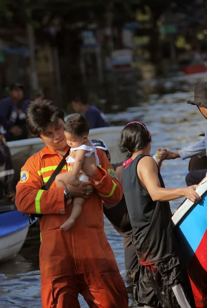 Tayland, Bangkok 2011 yılında fotoğrafı bir çocuğun elinde tutarak kurtarıcı editoryal fotoğraf sel