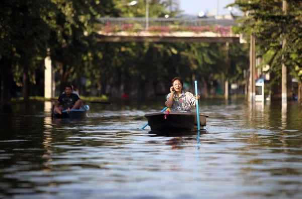 Editorial photos floods in Thailand, a woman floating in  boat and talking on his cell phone, Bangkok — Stock Photo, Image