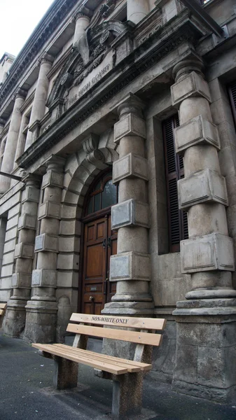 编辑照片台站附近开普敦法院改为"不只白"，在 2014 年在开普敦 免版税图库照片