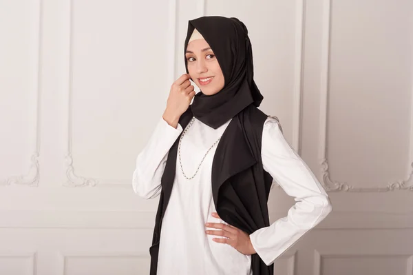 Studioporträt eines Mädchens in einem muslimischen Kleid auf weißem Hintergrund — Stockfoto