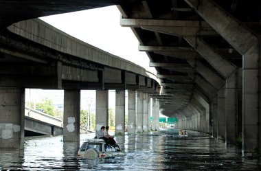 düzenleme fotoğraflar Bangkok, denizden, kaçmak için araba çatıda oturan iki adam sel 2011 yılında fotoğrafı