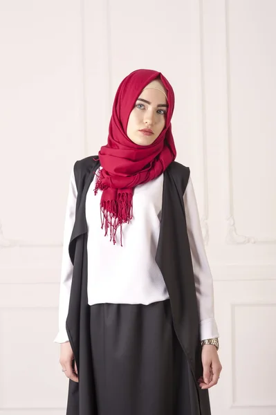 現代のイスラム教徒の服と光の古典的な背景に彼女の頭の上のスカーフで若い女性白人外観のスタジオ ポートレート — ストック写真