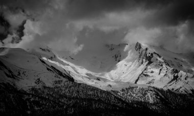 manzara fotoğraf karlı dağın tepesinde bir güneşli ve bulutlar, Mestia ile kaplıdır