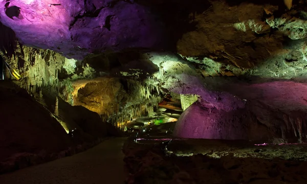 Fotoğraf Prometheus mağara Gürcistan güzel ışıklı sarkıt ve dikitler,