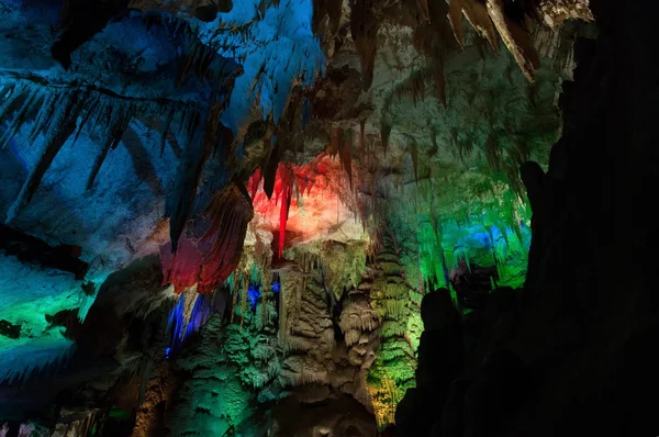 Fotoğraf Prometheus mağara güzel ışıklı sarkıt ve dikitler ile