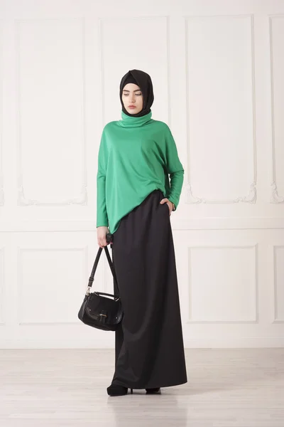 Piękna kobieta muzułmańska w nowoczesny odzież islamskich — Zdjęcie stockowe
