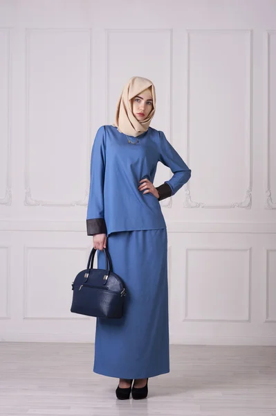 Foto in voller Länge einer schönen jungen Frau in einem modernen muslimischen Kleidung — Stockfoto