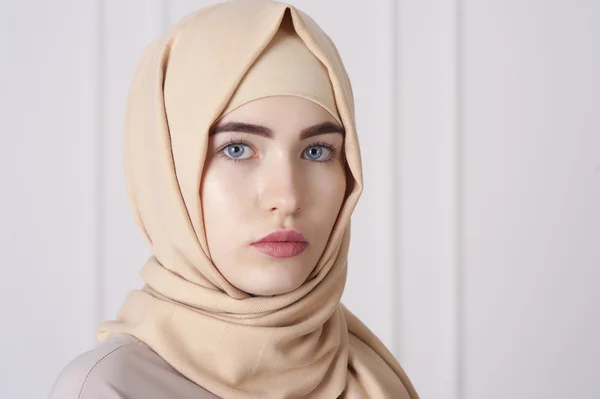 一个漂亮的年轻穆斯林妇女头上戴头巾的画像 — 图库照片