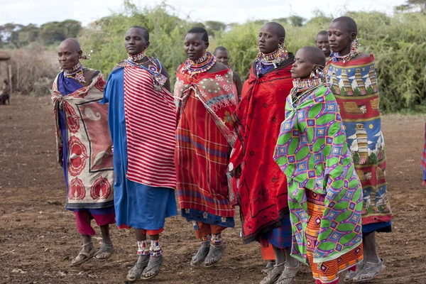 Redactionele foto Masai vrouw gekleed in nationale kleding en springen in traditionele dans, januari 2009, Amboseli, — Stockfoto