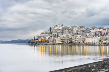 Bracciano Gölü ve anguillara sabazia