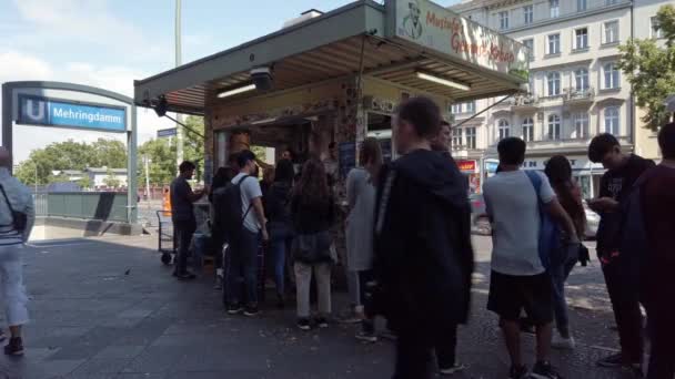La cola frente a la famosa cabina de comida Gemusekebab Mustafas en Berlín, Alemania — Vídeos de Stock