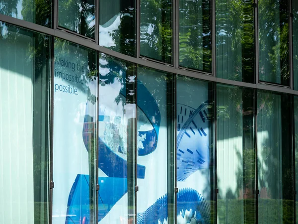 Реклама фармацевтической корпорации Pfizer в штаб-квартире Германии в Берлине — стоковое фото