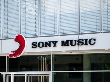 BERLİN, GERMANY - 14 AĞUSTOS 2021: Sony Music 'in Logosu Berlin, Almanya' daki Avrupa Merkezi 'nde