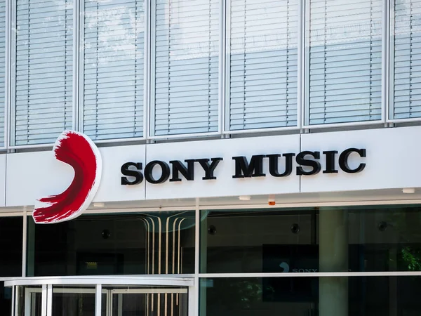 BERLİN, GERMANY - 14 AĞUSTOS 2021: Sony Music 'in Logosu Berlin, Almanya' daki Avrupa Merkezi 'nde