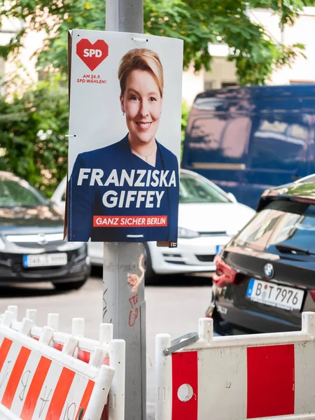 Franziska Giffey ve Berlin Polis Departmanı 'nın Berlin' deki inşaat sahasında arabaları olan kampanya posterleri.