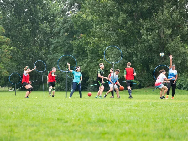 Berlin, Almanya 'daki Gleisdreieck Parkı' nda Quidditch Maçı