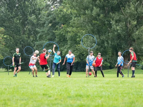 Berlin, Almanya 'daki Gleisdreieck Parkı' nda Quidditch Maçı