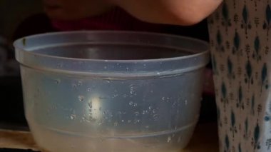 Salata Süzgeci kullanan tanımlanamayan bir kadının yakın çekimi