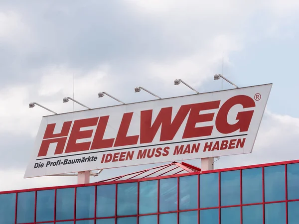 BERLIN, NIEMCY - WRZESIEŃ 20, 2021: Logo Hellweg w sklepie spożywczym w Berlinie — Zdjęcie stockowe