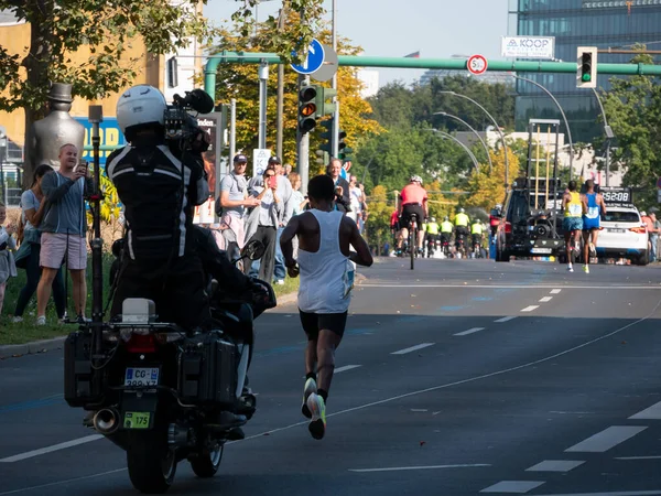 Kenenisa Bekele dietro il gruppo di testa alla maratona di Berlino 2021 — Foto Stock