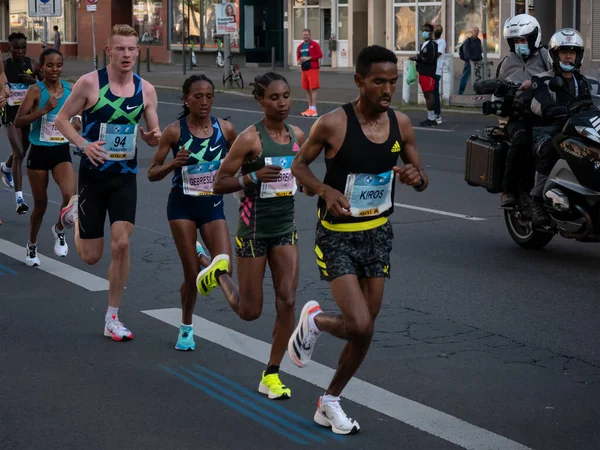 Grupo líder en la maratón de Berlín 2021 con el ganador Gotytom Gebreslase —  Fotos de Stock