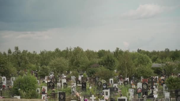 Cimitero Russo Ortodosso Sullo Sfondo Alberi Verdi Cielo Nuvoloso Tombe — Video Stock