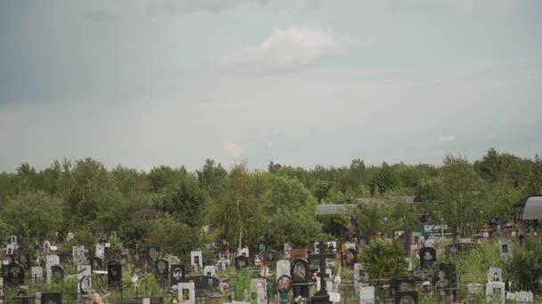 ロシアの静かな空の悲観的な墓地 古い灰色 黒大理石や石の墓石草で地面に埋葬され フェンスに囲まれています 多くの人々の埋葬場所 屋外だ — ストック動画