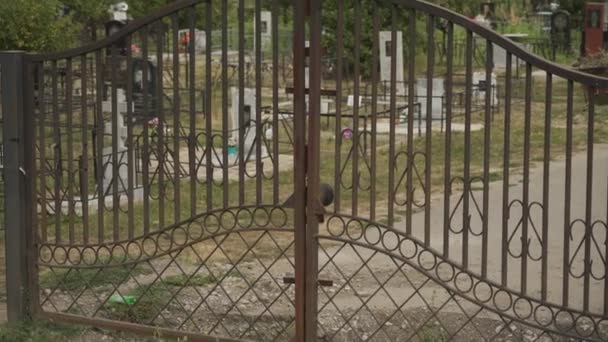 Vista Velho Portão Ferro Forjado Preto Enferrujado Fechado Cemitério Perto — Vídeo de Stock