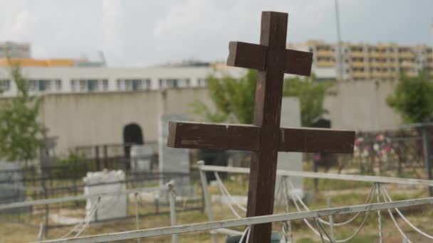 Gloomy Orthodox Russisch Kerkhof Begrafenisplaats Van Mensen Christelijke Begraafplaats Bruin — Stockvideo