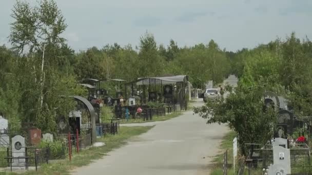 Vista Panorâmica Estrada Para Cemitério Entre Árvores Verdes Gloomy Christian — Vídeo de Stock