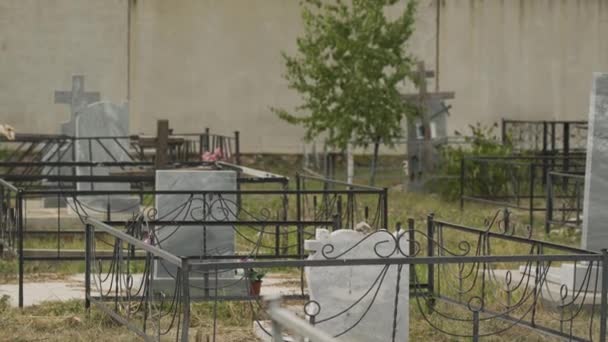 Άσπροι Γκρίζοι Μαρμάρινοι Ανώνυμοι Τάφοι Σταυροί Επιτύμβιες Στήλες Μαύρα Μεταλλικά — Αρχείο Βίντεο