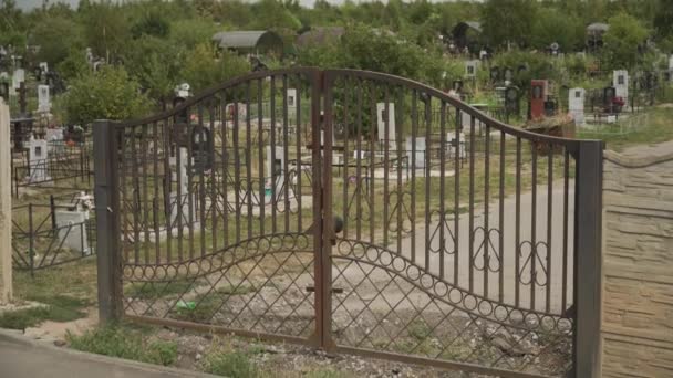 Velho Ferro Forjado Preto Enferrujado Fechou Portões Perto Caminho Para — Vídeo de Stock