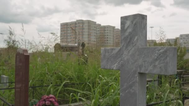 Close Uitzicht Grijze Marmeren Kruis Grafsteen Staat Oude Verlaten Grasbegraafplaats — Stockvideo