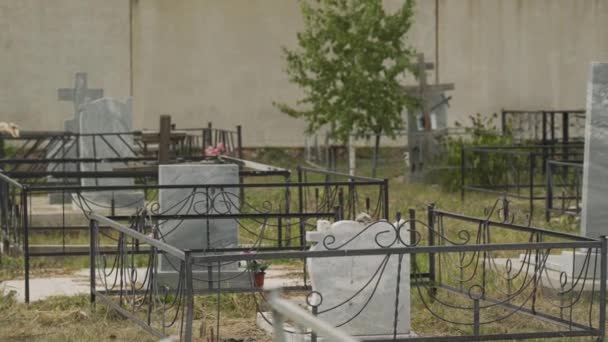 Cementerio Típico Sombrío Rusia Antiguas Lápidas Grises Mármol Negro Piedra — Vídeo de stock