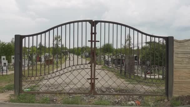 Pohled Staré Rezavé Brány Pozadí Pravoslavného Ruského Hřbitova Náhrobky Hroby — Stock video