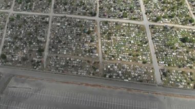 Birçok mezar taşı toprağa gömülüdür. Mezarların arasındaki köy yolu. Toprakta yeni defin için yer yok. Quadrocopter 'dan kasvetli mezarlığın en üst görüntüsü. Hava, açık hava. Güneşli bir gün. Kimse yok..