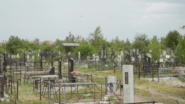 Blick Auf Den Freiluftfriedhof Begräbnisstätte Von Menschen Viele Steingräber Grabsteine — Stockvideo