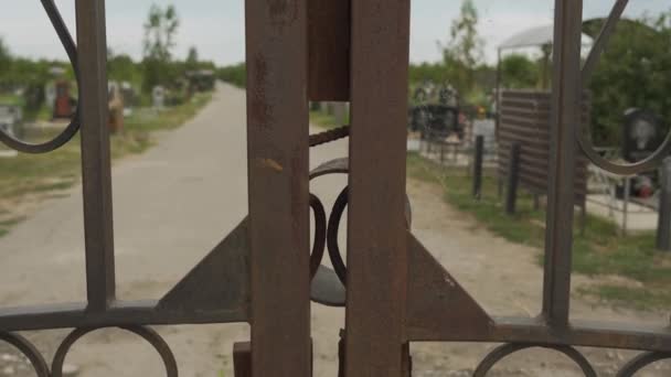 Viejas Puertas Marrones Oxidadas Bloqueo Salida Sombrío Cementerio Silencioso Cementerio — Vídeo de stock