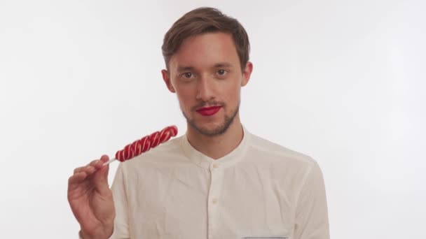 Dudağında Kırmızı Ruj Lekesi Olan Sakallı Yakışıklı Beyaz Esmer Adamın — Stok video