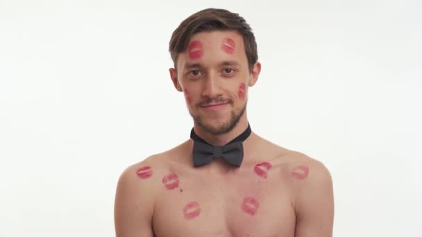 Bonito Jovem Morena Homem Com Marcas Beijo Batom Corpo Com — Vídeo de Stock