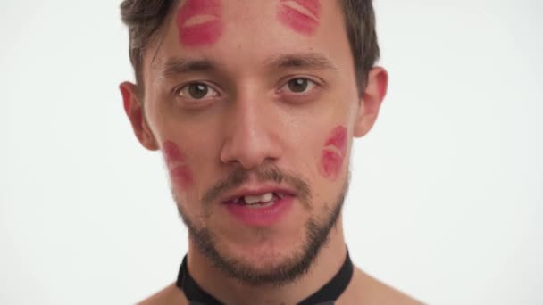 립스틱 키스를 남성의 사진을 클로즈업하고 배경에 넥타이를 이야기 카메라를 — 비디오