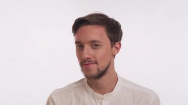 Koyu kahverengi sakallı, beyaz tişörtlü, beyaz saçlı, beyaz saçlı, beyaz saçlı, güzel, beyaz tenli, beyaz saçlı, beyaz bir kız arkadaş tarafından öpülmüş, kırmızı ruj izi ya da yanağında parmak izi olan beyaz bir iş adamı..