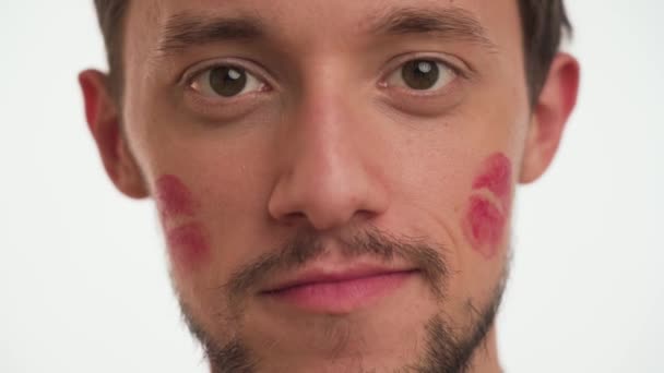 Öpücük Ver Yakından Bakınca Aşk Portresi Sakallı Esmer Bir Adam — Stok video
