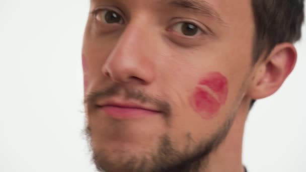 Один Красивый Европейский Брюнетка Бородой Показывает Красные Отпечатки Поцелуев Помады — стоковое видео