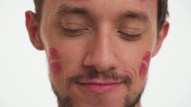 Zbliżenie Portret Przystojnego Mężczyzny Dwudziestce Wąsami Czerwonymi Plamami Odcisk Szminki — Wideo stockowe