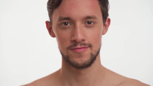 Homme Torse Attrayant Avec Une Barbe Foncée Les Cheveux Bruns — Video