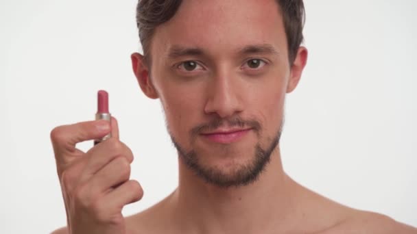 Jovem Sem Camisa Meio Europeu Bonito Morena Homem Com Barba — Vídeo de Stock