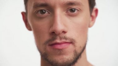 Kendine güvenen yakışıklı, esmer, kahverengi gözlü, siyah sakallı, bıyıklı, kameraya bakan, beyaz arka planda izole edilmiş gülümseyen bir beyaz adam. Pembe dudaklı, mutlu bir adamın portresini çek..