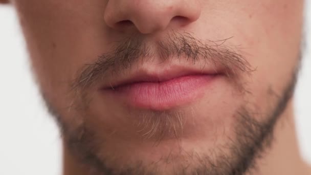 Zbliżenie Twarz Mężczyzny Usta Różowe Usta Krzywe Zęby Białym Tle — Wideo stockowe